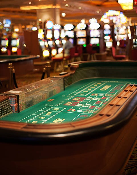Live Texas Hold'em Bonus dealer at civictoto alternatif studio with community cards displayed